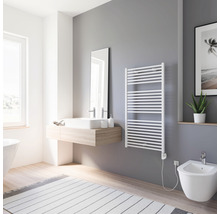Moderne badkamer met handdoekradiator, wastafel, spiegel en bidet