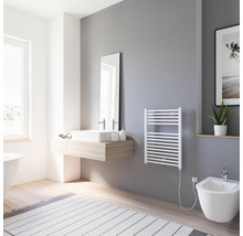 Moderne badkamer met wastafel, spiegel, handdoekradiator en bidet