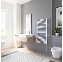 Moderne badkamer met radiator, wastafel en bidet