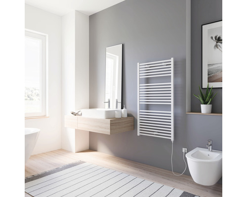 Moderne badkamer met radiator, wastafel en bidet