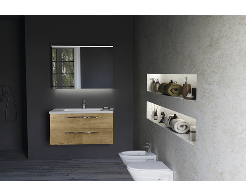Badkamer met wastafel, spiegel en bidet in een heldere en georganiseerde stijl