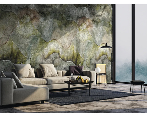 Woonkamer met patroonbehang, bank, vloerkleed en staande lamp.