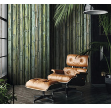 Woonkamer met bamboebehang en lederen fauteuil