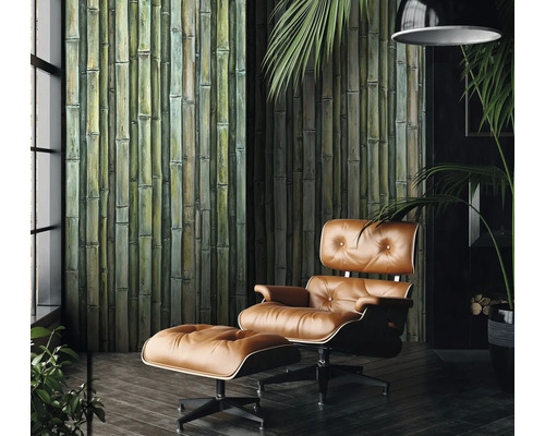 Woonkamer met bamboebehang en lederen fauteuil