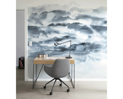 Werkkamer met bureau, bureaustoel en bergbehang