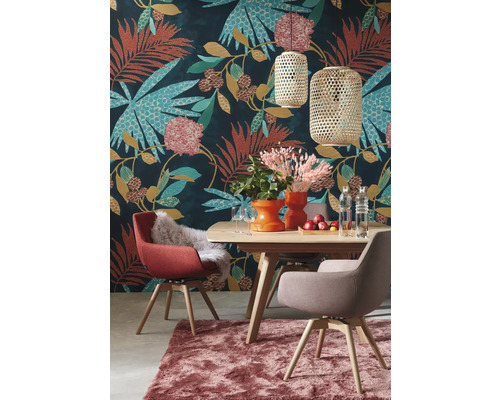 Eetkamer met houten tafel, stoelen en bloemenbehang