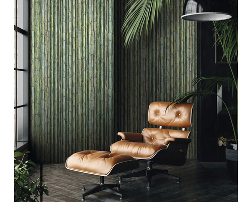 Woonkamer met bamboebehang, fauteuil en kamerplanten voor een natuurlijke sfeer