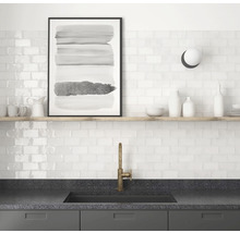 Keukenscène met spoelbak, kraan, wandplank, decoraties en een ingelijste afbeelding