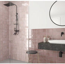 Moderne badkamer met vierkante tegels, douche en wastafel