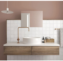 Badkamer met wastafelmeubel, spiegel, kraan en verlichting
