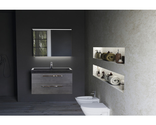 Moderne badkamer met wastafel, spiegel, planken en toilet