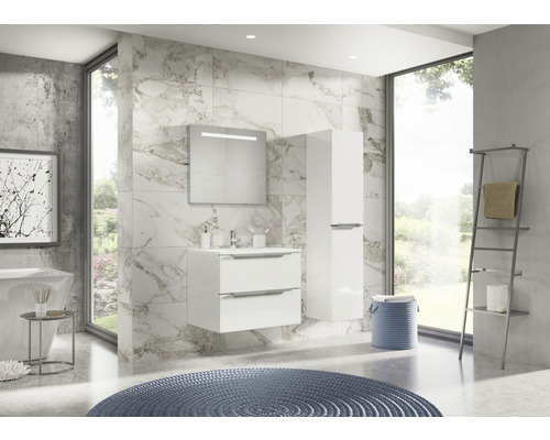 Lichte badkamer met wastafel, spiegel, hoge kast en handdoekrek