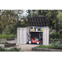Tuinscene met een tuinkast met open deuren, grasmaaier en tuingereedschap