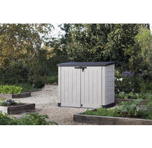 Kunststof tuinkast met deur in de tuin