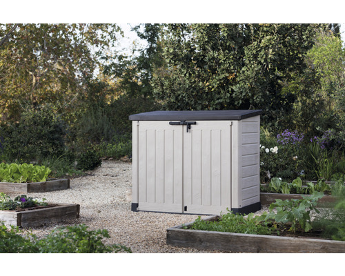 Kunststof tuinkast met deur in de tuin