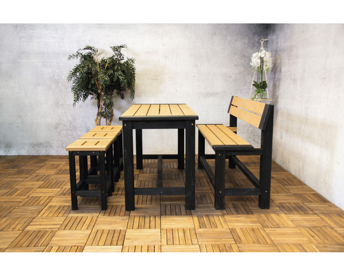 Tuintafel met twee banken op terrastegels