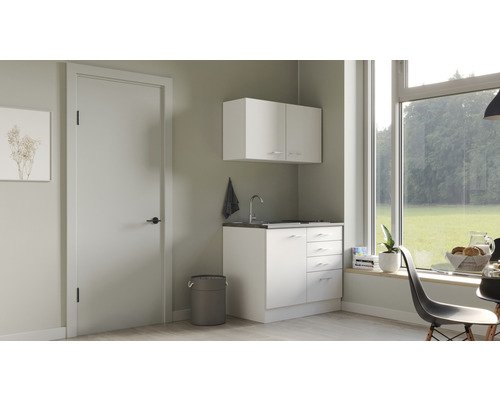 Compacte keuken met gootsteen, kasten en werkblad in een kamer met een deur en een raam.