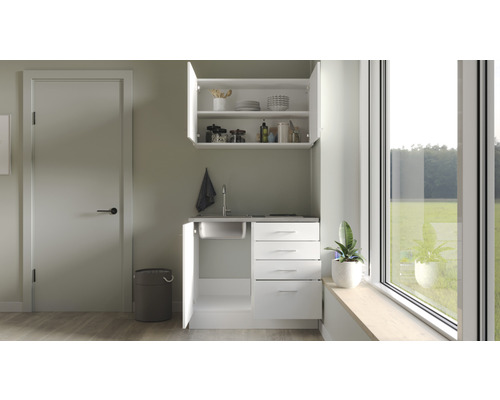 Compacte kitchenette met spoelbak, lades en hangkast in een heldere ruimte