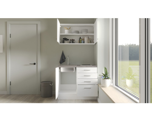 Compacte kitchenette met spoelbak, onderkasten, lades en hangkast in een lichte ruimte.