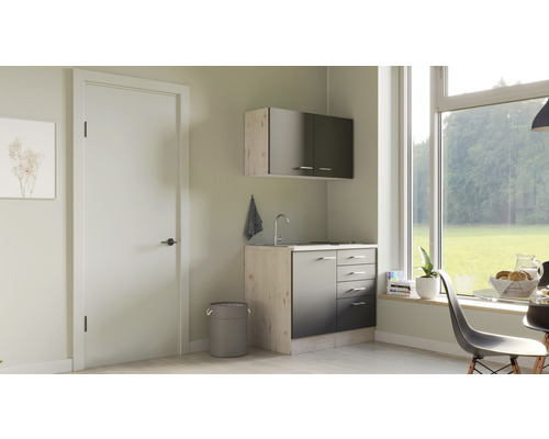 Kleine kitchenette met hangkast, gootsteen en vuilnisbak in een lichte ruimte