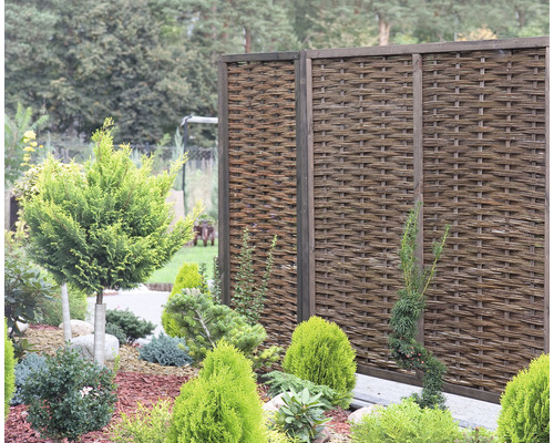 Tuin met gevlochten scherm als privacy scherm
