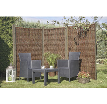 Tuinscene met wilgentuinscherm, tuintafel en stoelen