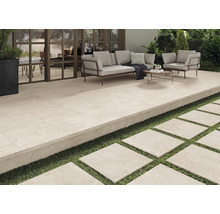 Terras met stenen tegels, tuinmeubilair en gazons