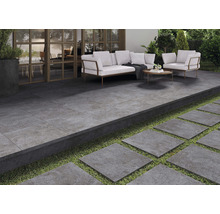 Terras met tegels en buitenzitgedeelte