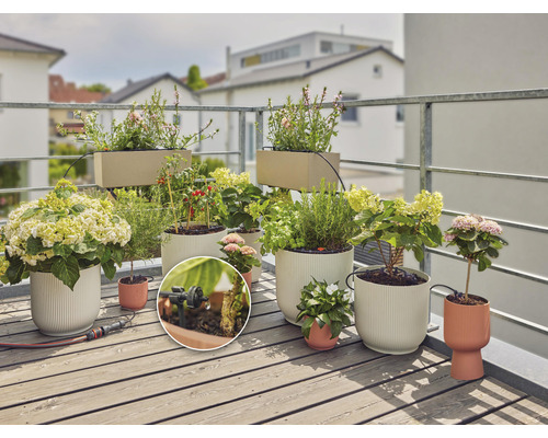 Balkon met planten in potten en irrigatiesysteem