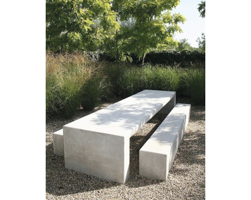 Betonnen tuintafel met banken in een tuin