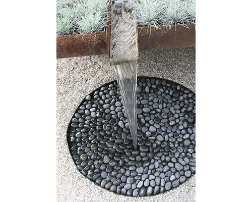 Waterspel met beekloop en stenen in de tuin