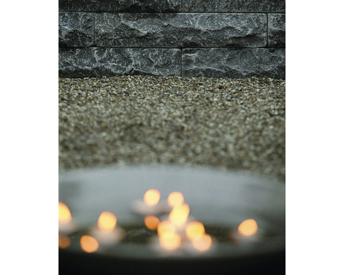 Decoratieve wandopbouw met grindbed en kaarsen