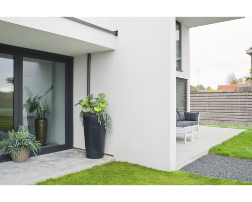 Modern huis met tuinmeubelen en plantenbakken