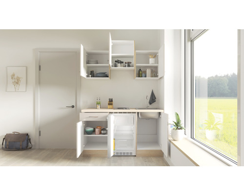 Compacte keuken met spoelbak, koelkast en opbergruimte