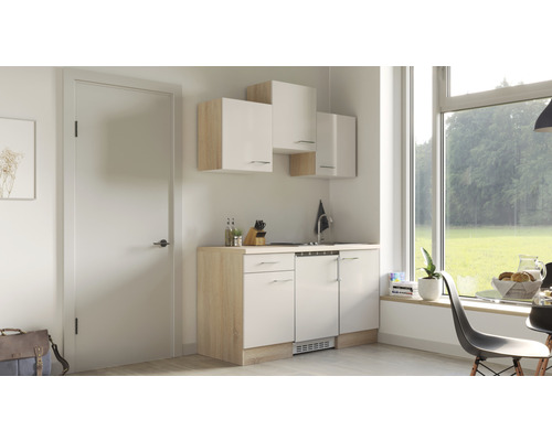 Compacte kitchenette met onderkasten en hangkasten in een lichte ruimte
