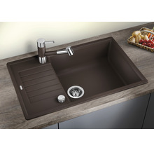 Bruine spoelbak met afdruiprek en kraan op een werkblad.