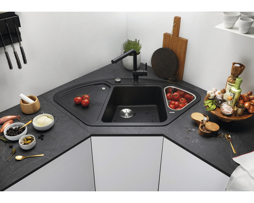 Hoekspoelbak in een keukenopstelling met spoelbak, kraan en voedingswaren