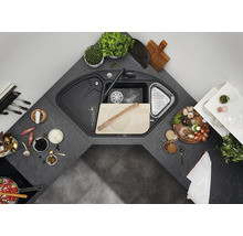 Hoekspoelbak met kraan en diverse keukengerei op een aanrecht.