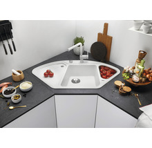 Hoekspoelbak met kraan, afdruipvlak en groentecontainer in een moderne keuken.