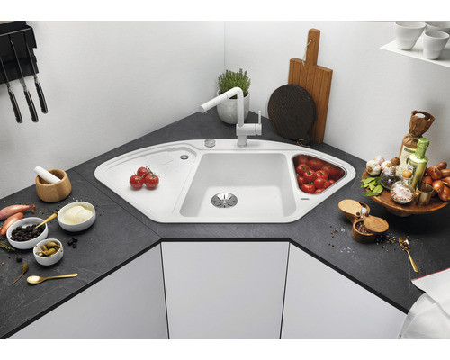 Hoekspoelbak met kraan, afdruipvlak en groentecontainer in een moderne keuken.