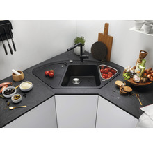 Hoekspoelbak met kraan, gootsteen en keukengerei op een werkblad.