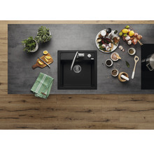 Keukenscène met spoelbak, kraan, kruiden, specerijen en voedsel op een werkblad