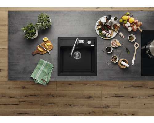 Keukenscène met spoelbak, kraan, kruiden, specerijen en voedsel op een werkblad