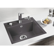 Spoelbak met kraan op een aanrecht