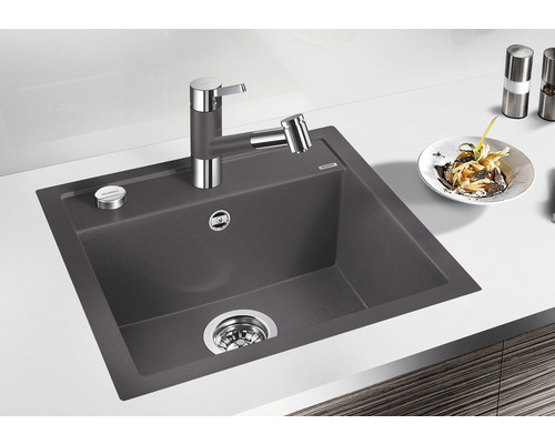 Spoelbak met kraan op een aanrecht