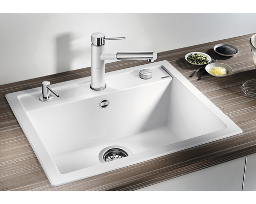 Spoelbak met kraan en zeepdispenser