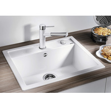 Spoelbak met kraan en zeepdispenser op een aanrecht