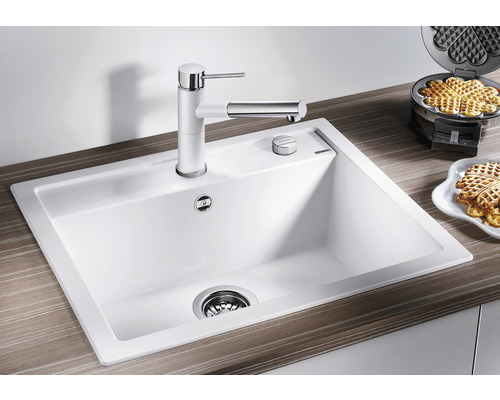 Spoelbak met kraan en zeepdispenser op een aanrecht