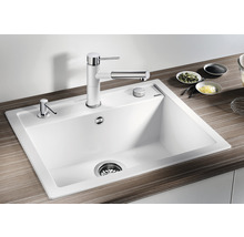 Spoelbak met kraan en zeepdispenser op een aanrecht.