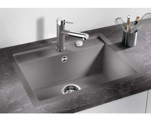 Spoelbak van composietmateriaal met kraan op een aanrecht